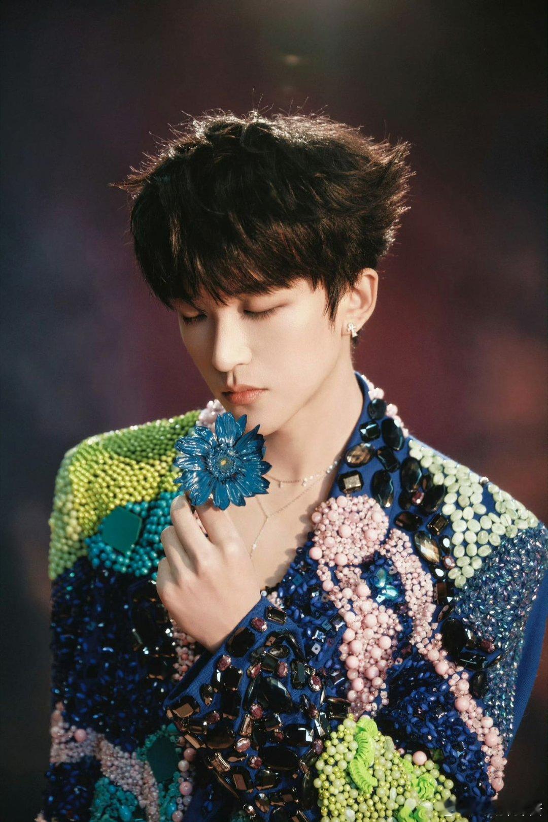 摇滚小狗弹电吉他 听觉视觉双杀他弹电吉他时的投入感太有感染力，高燃旋律一响，全场