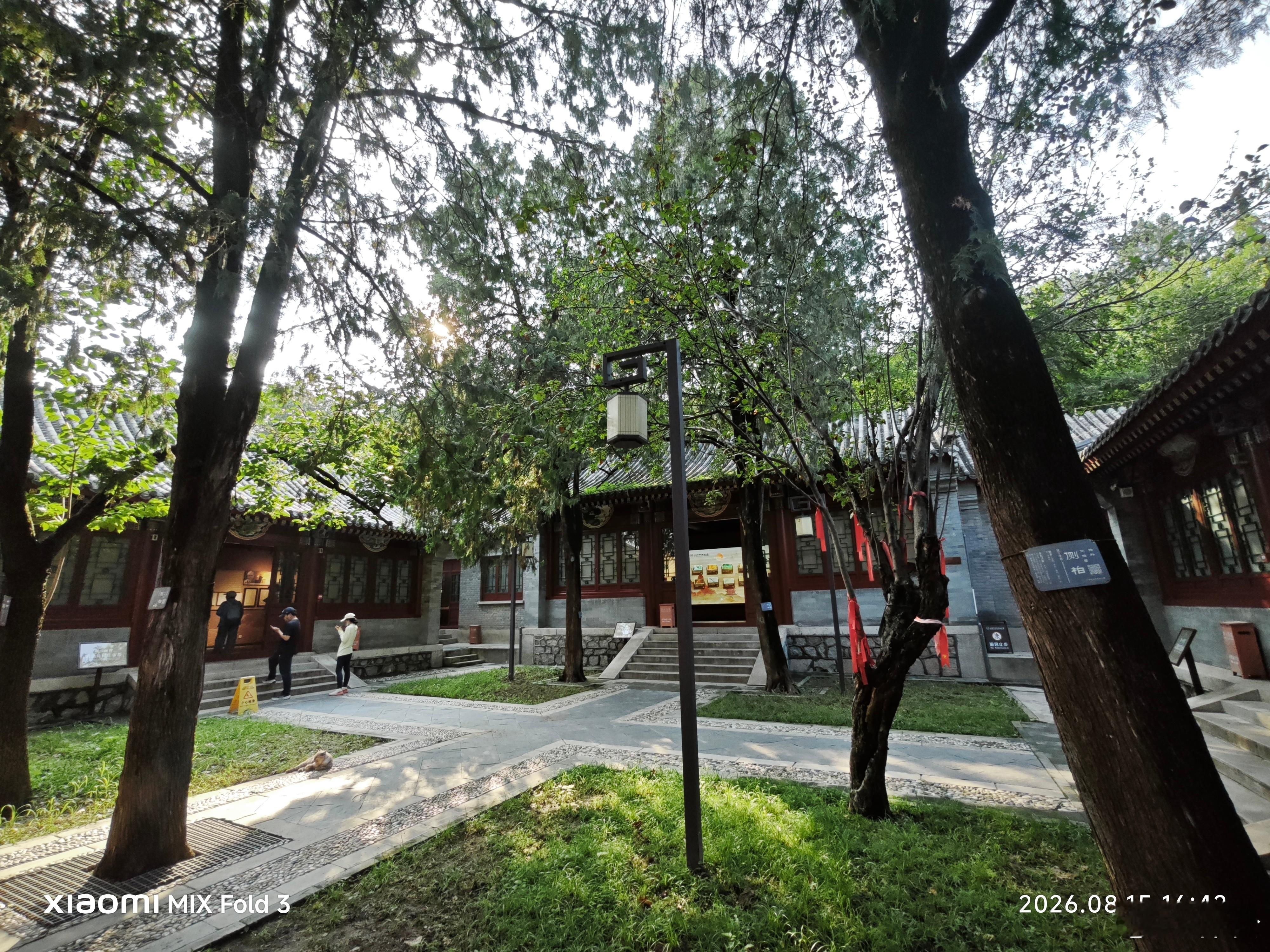 龙泉禅寺，在北京昌平龙山山麓，院内柏树屹立，光影参差，有前殿、大殿和配殿，却无僧