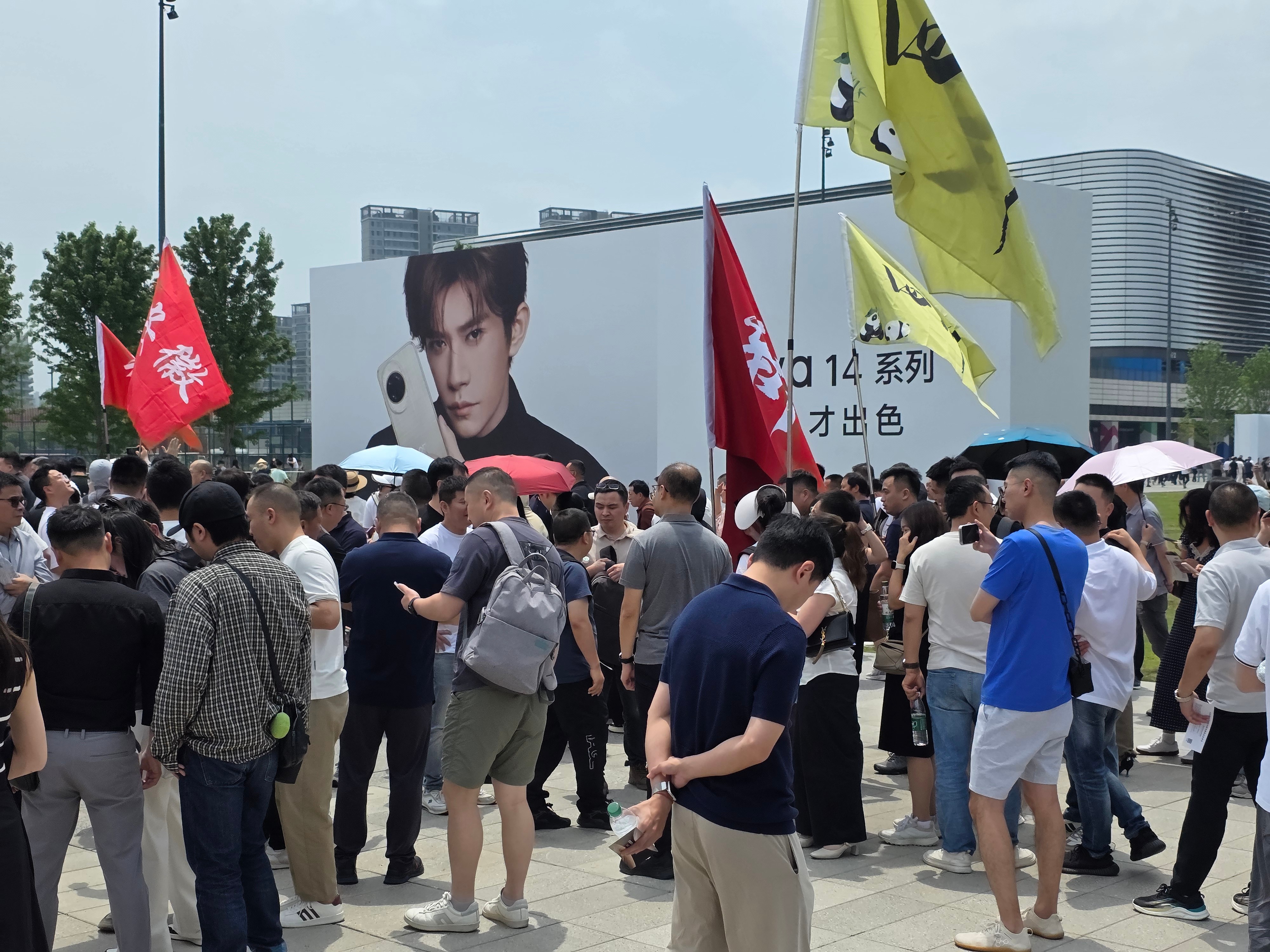 抵达发布会现场了，这人太多了吧[允悲]，所到之处都是人[笑cry]，期待今天下午