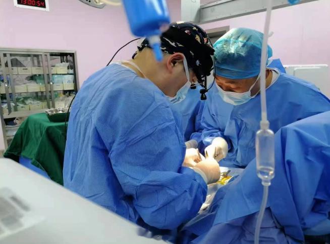 【低重早产儿患重疾 医生妙手成功“补心” 】近日，在安徽省妇幼保健院西院手术室，