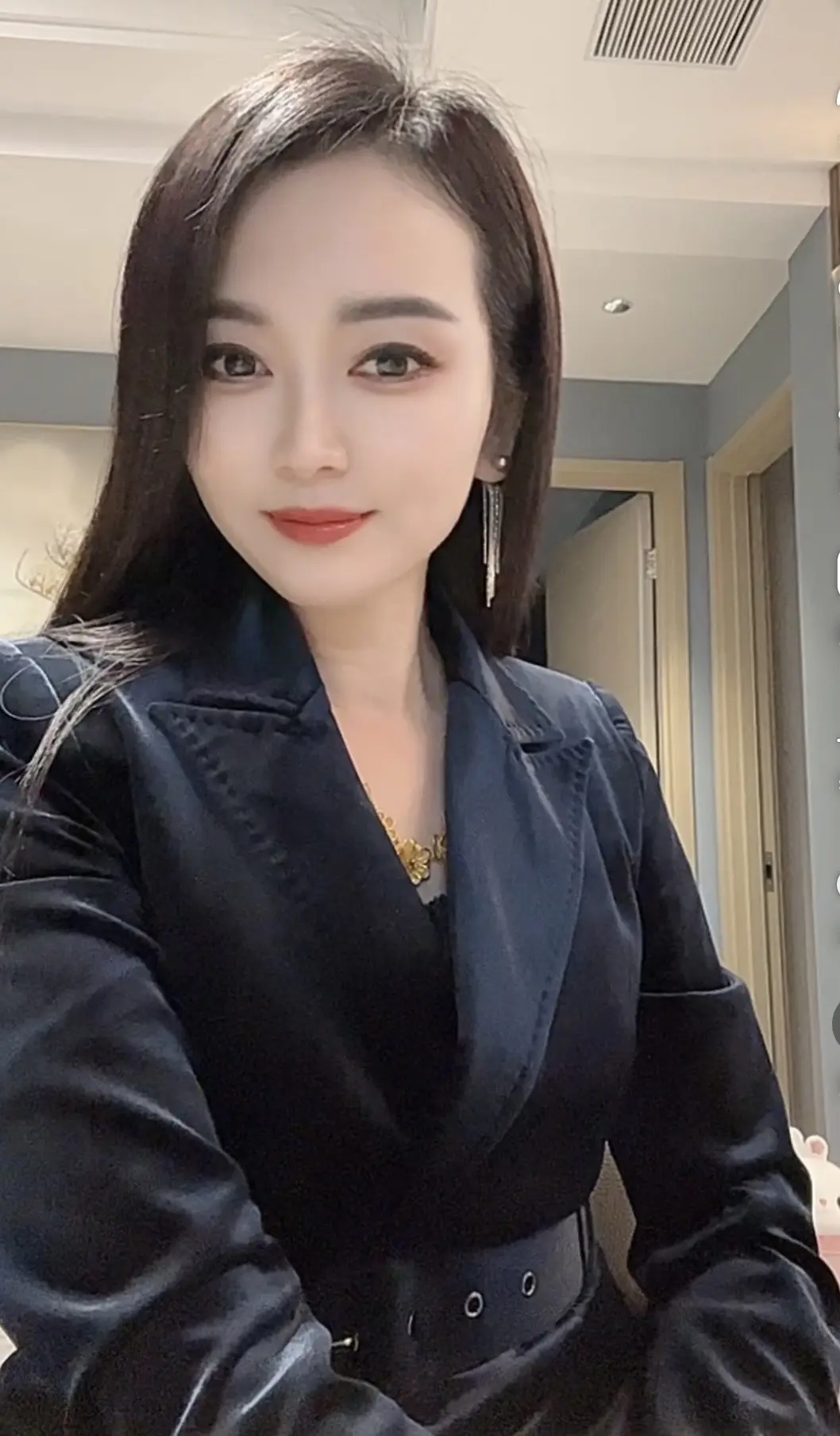 我该如何写我呢，写我如今有了鱼尾纹，写我有白头发，写我青春已不。 在那...