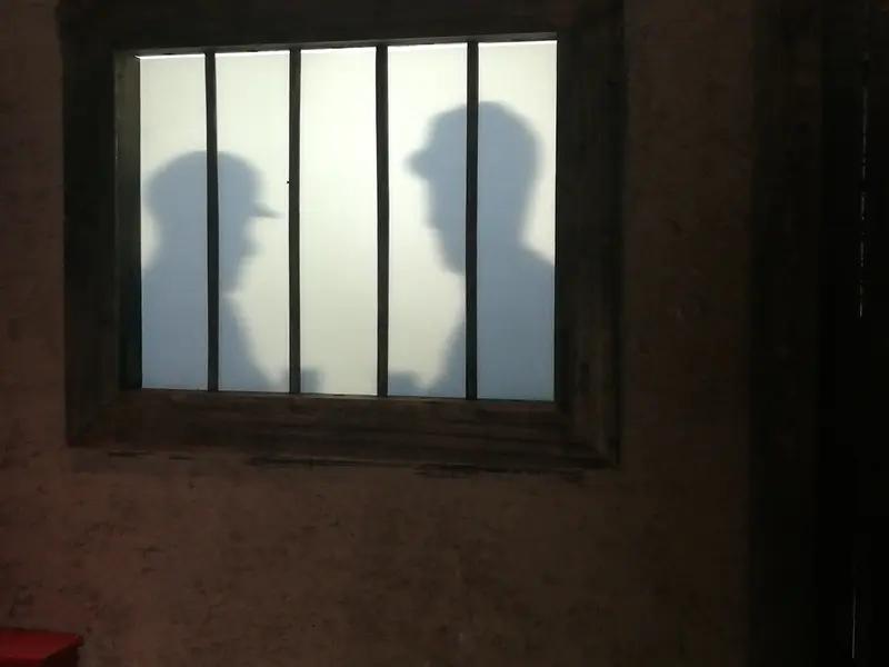 你会为韩红的《抓特务》买单吗？我不会为《抓特务》买单。导演是冯小刚，我对他的人品