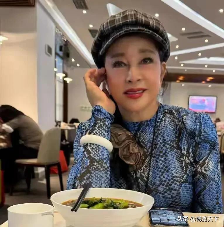 75岁刘晓庆蛇纹衫嫩回38岁，转头却在短剧里演14岁少女，网友吵翻了！
同款冻龄