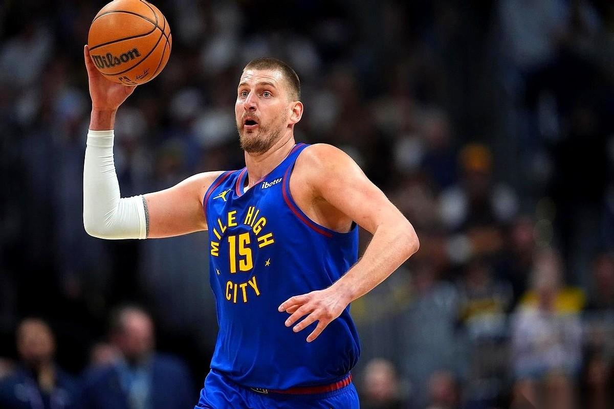 约基奇这赛季，算是把“陪跑”这俩字玩明白了。
数据，场均28分13板11助，比他