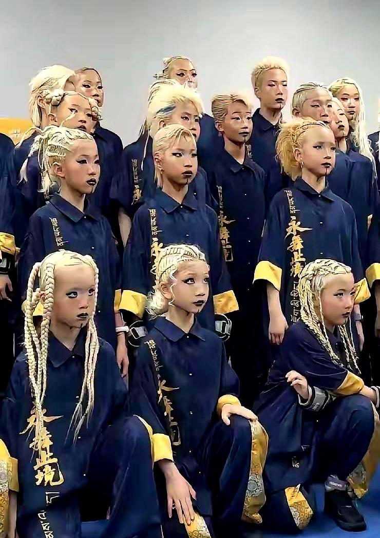 如果不说这是上海的少儿街舞团，你敢相信这群顶着“浓眉、黑唇、黄头发”的孩子，竟然