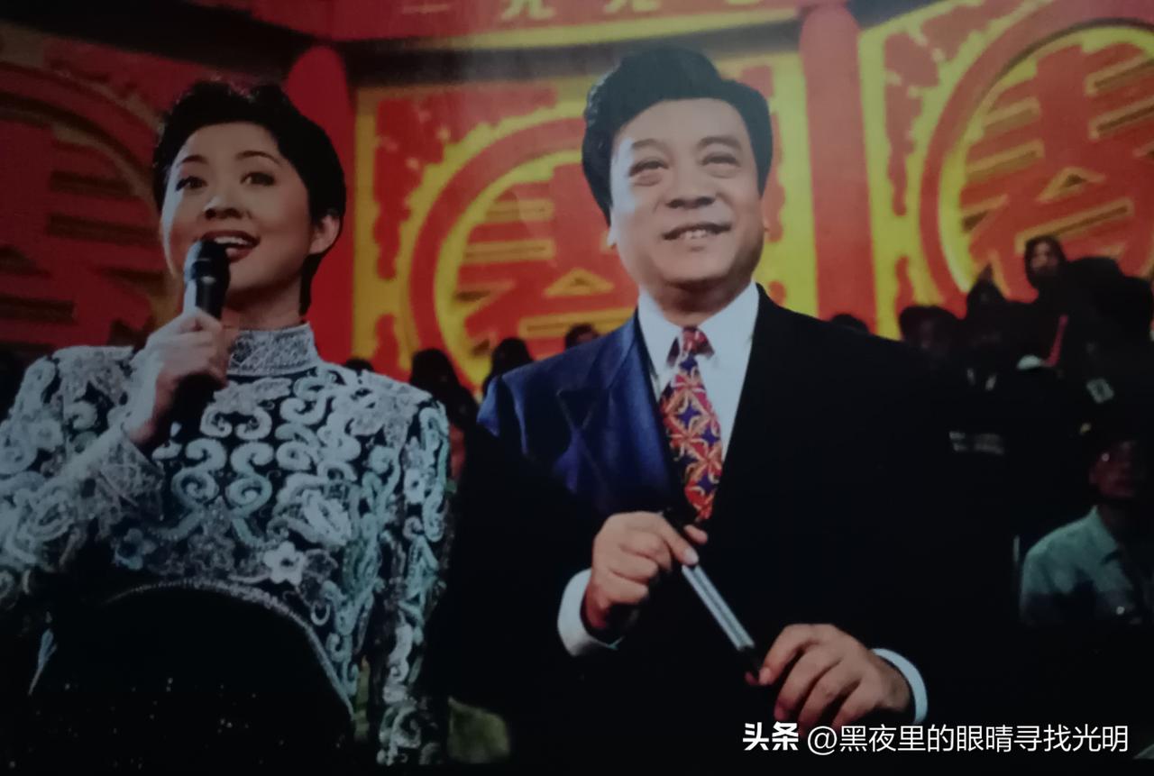 早年春晚的记忆之二

1997年的央视春晚，由赵忠祥与倪萍联袂主持。

当时的赵