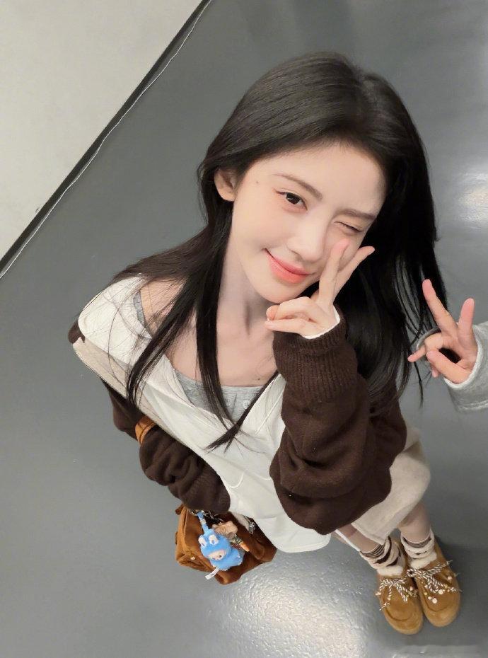 鞠婧祎闻着桂花香工作鞠婧祎出道十二周年的一天，一直闻着桂花香工作。小鞠希望你往后