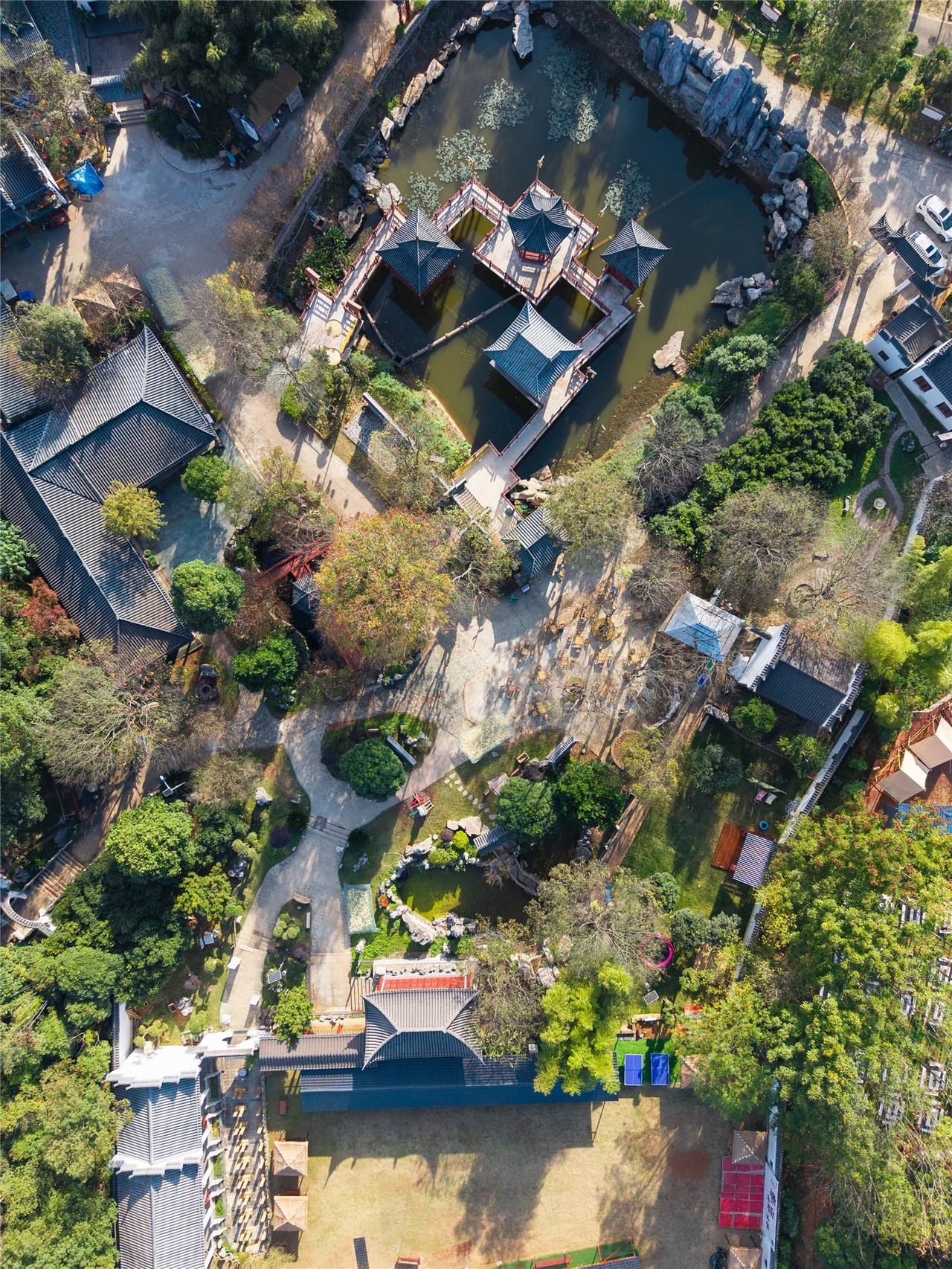 快看！我发现了江夏“小拙政园”！
园内是徽派园林风格，白墙黛瓦、亭台水榭，充满江