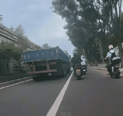 可以拿这个视频起诉这个黑衣人，太坏了故意碰女士电车手柄，不出事才怪！