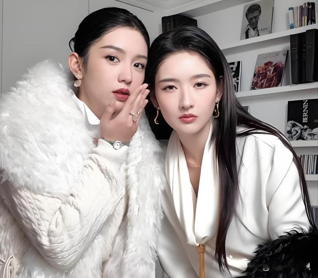 都说娱乐圈是个名利场，可王玉雯和周也的友情却像一股清流。看着她们互相探班、分享日