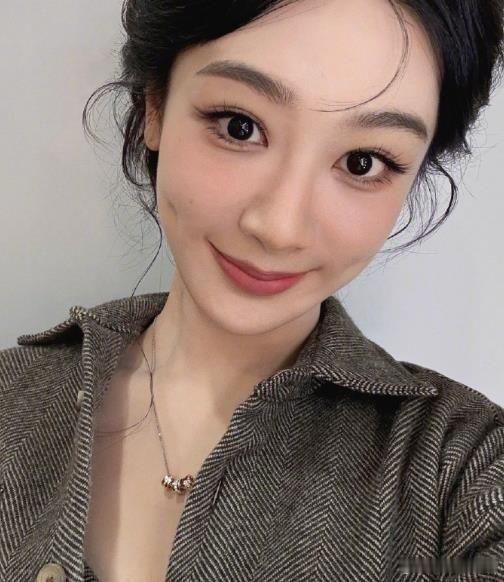 “小猴紫”杨紫发出三张美照，可以看出来“小猴紫”在妆容上下了真功夫。 