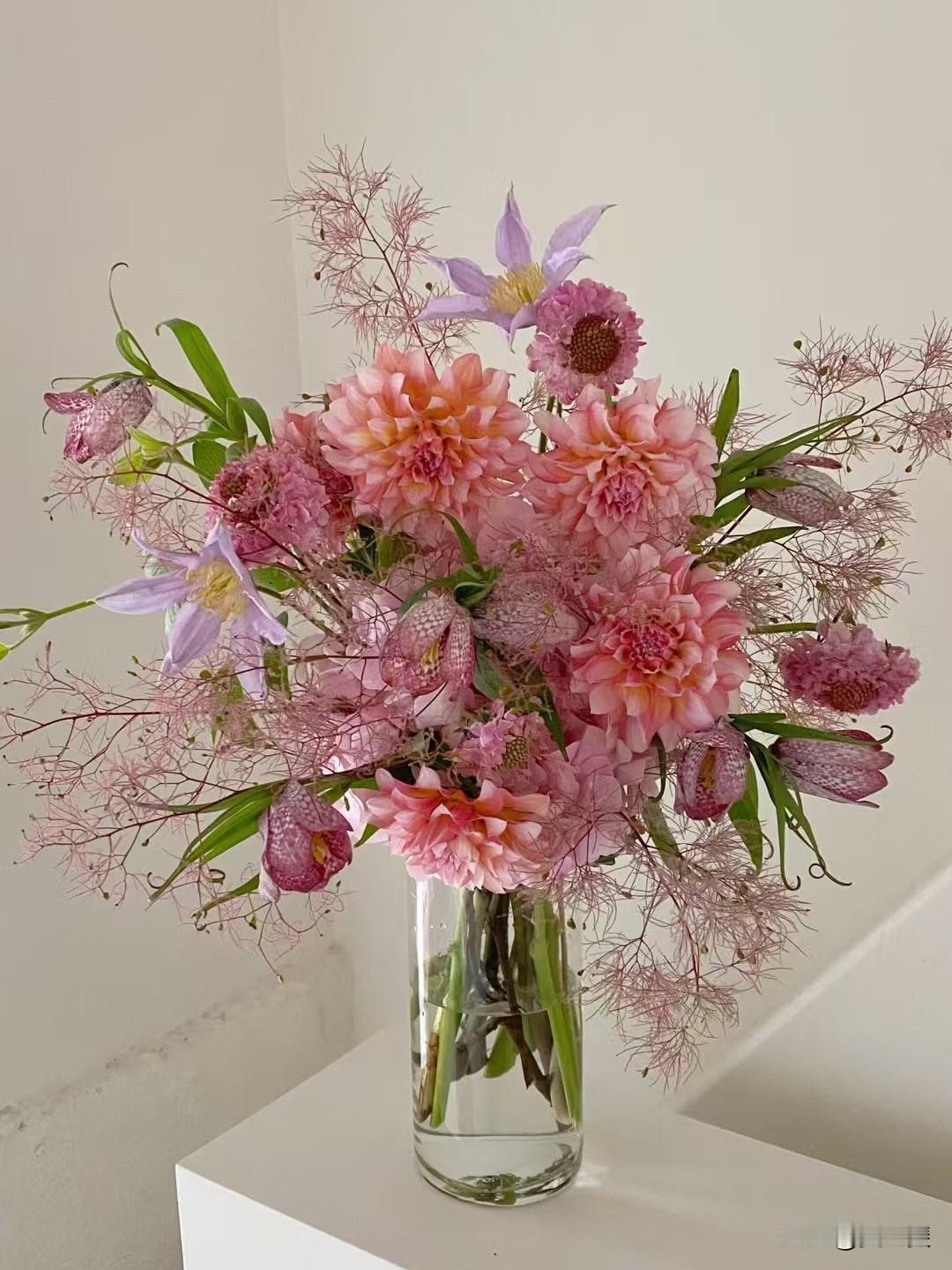 花艺之美
花间自有的松弛感
留一点空间，好好呼吸
手边的花，随意一插
平凡的角落