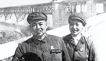 1943年，许世友和19岁的田普举行了婚礼，谁知，许世友只是对妻子说了句话后，就