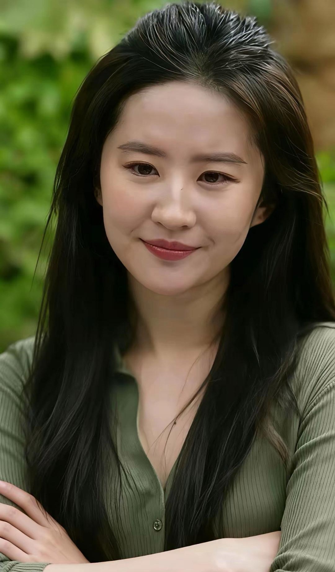 刘亦菲的素颜最美时刻太绝了！没有妆容修饰，肌肤依旧通透细腻，眉眼间满是自然灵气，