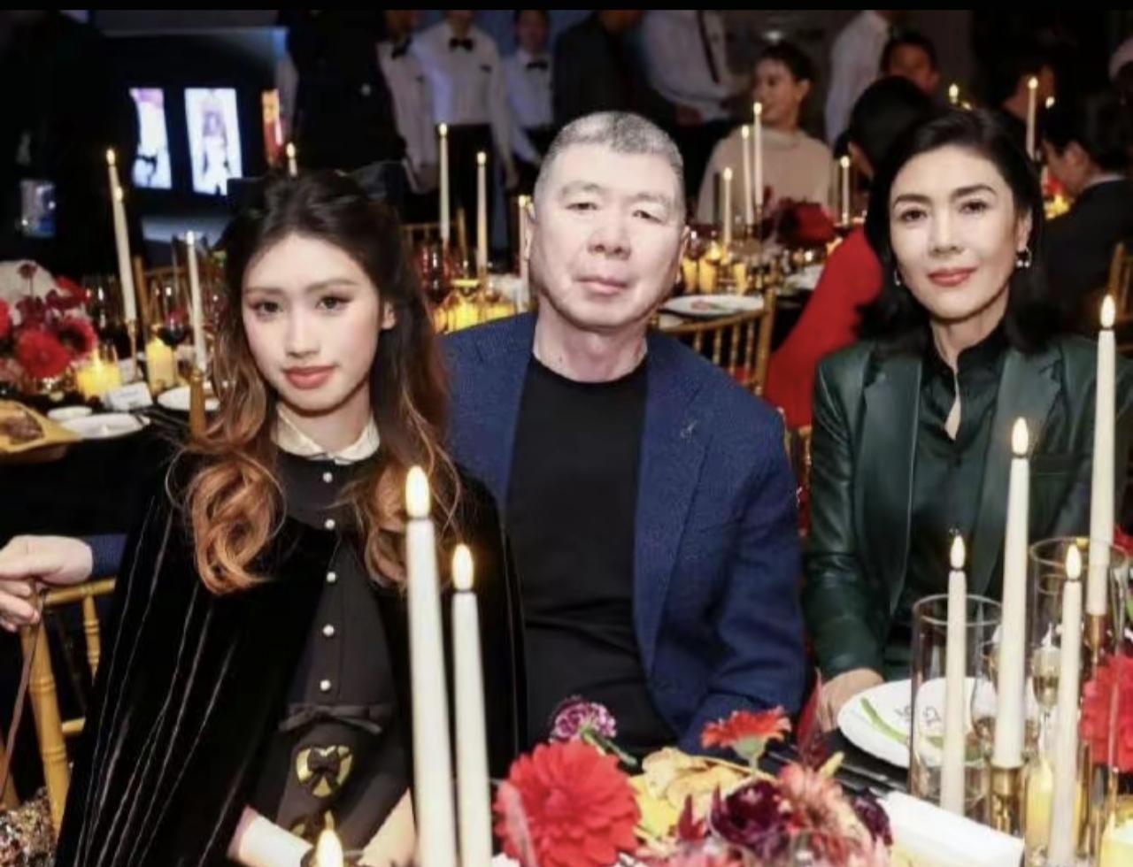 冯小刚徐帆的养女，最近一次露面，把“不是一家人不进一家门”这句话彻底砸碎了。
人