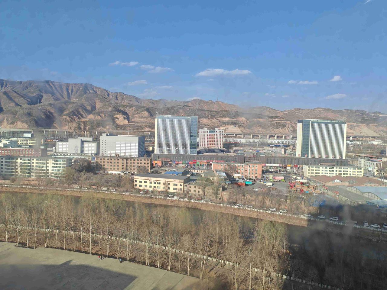 我的今日状态：😁轻松愉快
我这里的天气：☀️晴天
今天的天气也是一个大晴天，我