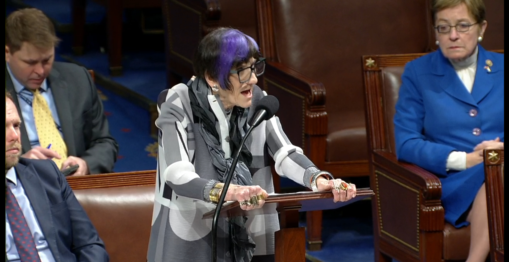 美国众议院民主党议员罗莎·德劳罗女士发言（她的发言赢得了一片掌声）：//正在审议