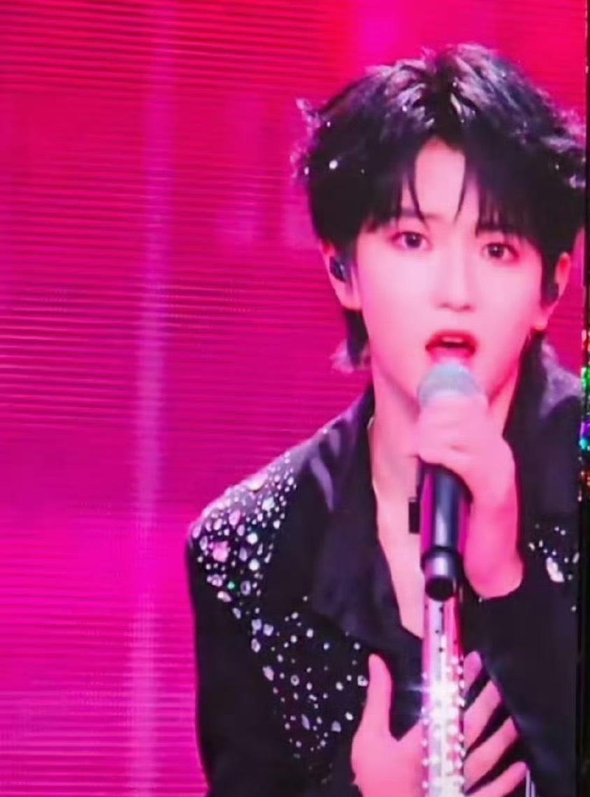 TF家族新音穆祉丞 王橹杰橹穆饭拍大屏，这两张神颜