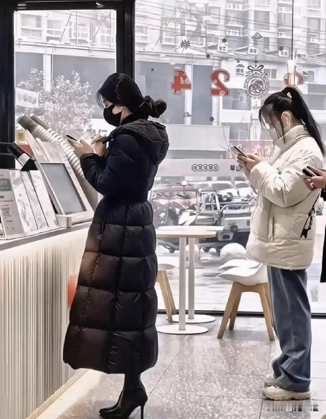 假如，
安排相亲的家人告诉你：
前面黑衣服的33岁，结过一次婚，在本地开服装店；