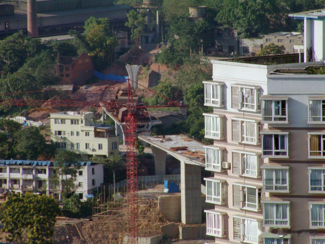 重庆沙坪坝区双碑同一处地方相隔十五年的图片。图1拍摄于2011年，当时重庆轨道交