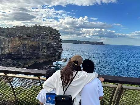 侯佩岑分享温馨家庭度假照，怀抱两个儿子尽显母爱温情，并与丈夫重现当年婚礼上的甜蜜