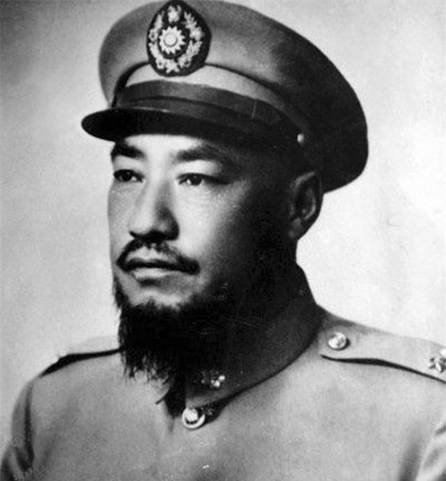 1958年，青海“土皇帝”马步芳偷偷在亲侄女喝的水里下了药，扒光她的衣服后，迫不