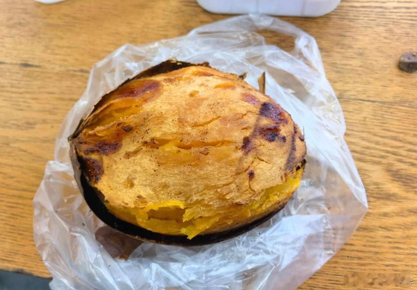 爱吃烤红薯的人天塌了怪不得总觉得自己烤得的没买的甜呢，每次闻到香味我都想买