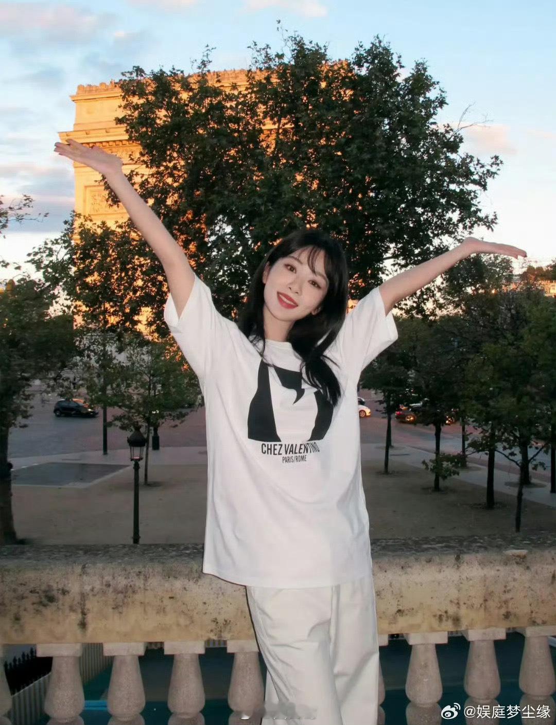 #杨紫和紫米握手# 就是说偶像和粉丝的双向奔赴了吧！杨紫和粉丝在南京见面的时候，