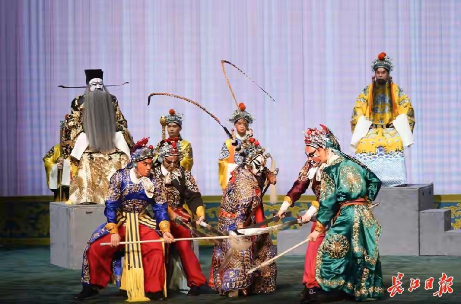 炸裂开场！于魁智李胜素空降武汉，戏码头戏曲盛宴燃爆全城
 
     武汉戏码头