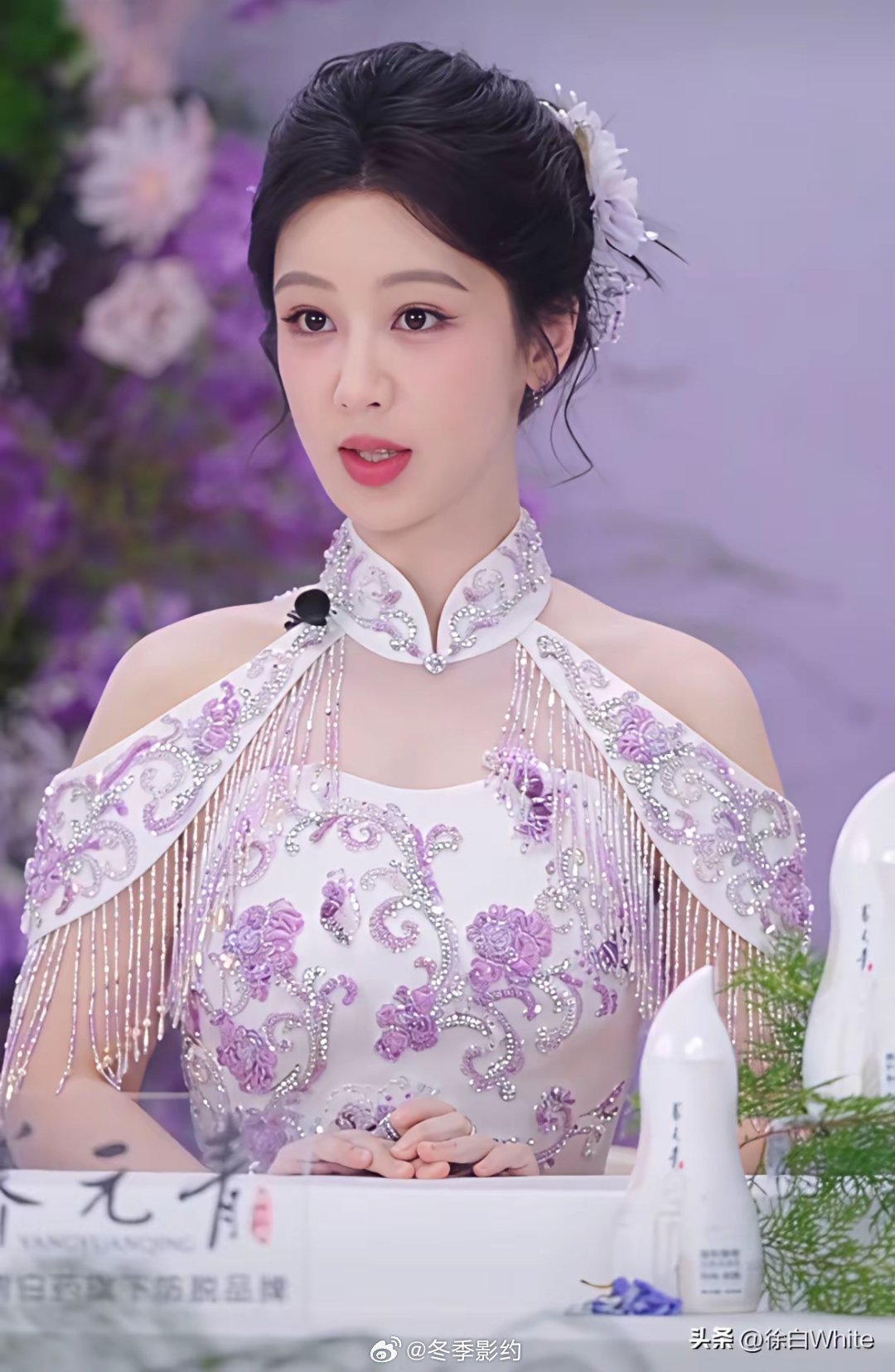 4月1日晚杨紫服化道，不仅观众满意，杨紫本人也很满意，直播中不断各个角度的欣赏自