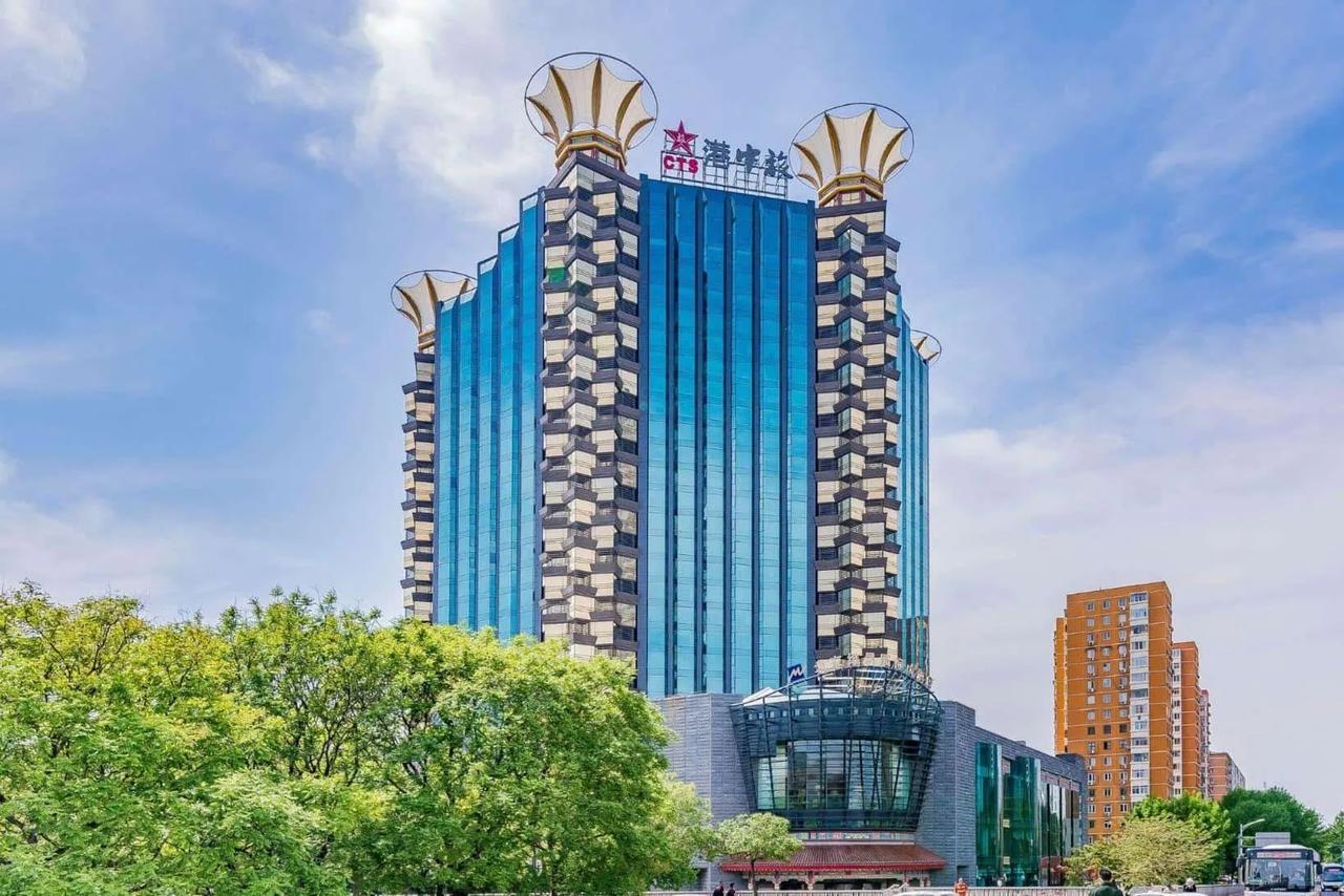 远望北三环中旅大厦
文/冯继兴

朝颜抱厦耸蓝天，玉牖银镶惊凤鸾。
叠起烟霞五洲