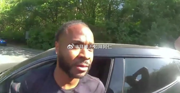 前英格兰前锋斯特林被拍到在高速上驾车时吸食笑气，并且随后发生了车祸，英国媒体《太