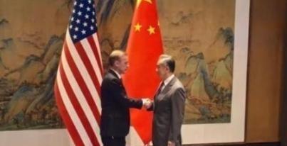 有记者采访一位 新加坡华人，询问到“ 如果中美开战，你会支持谁”，这位新加坡人毫