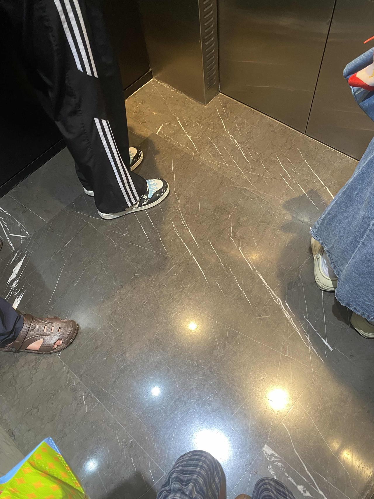 现代人的边界感着实强烈。今早我上班搭乘电梯上楼，电梯里总共四人，每个人都选了一个
