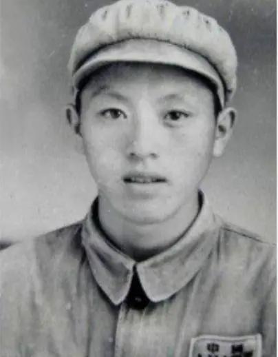 胡连，男，河北省怀来县人，一九四九年三月参加革命，中国新民主主义青年团团员，志愿