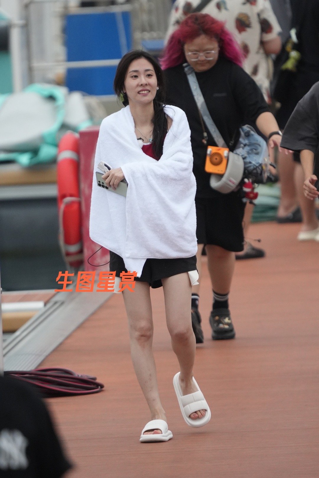 张碧晨今日份#音你而来# 录制，海上冲浪后的冷美人🏄🏻‍♀️[抱一抱] ​​