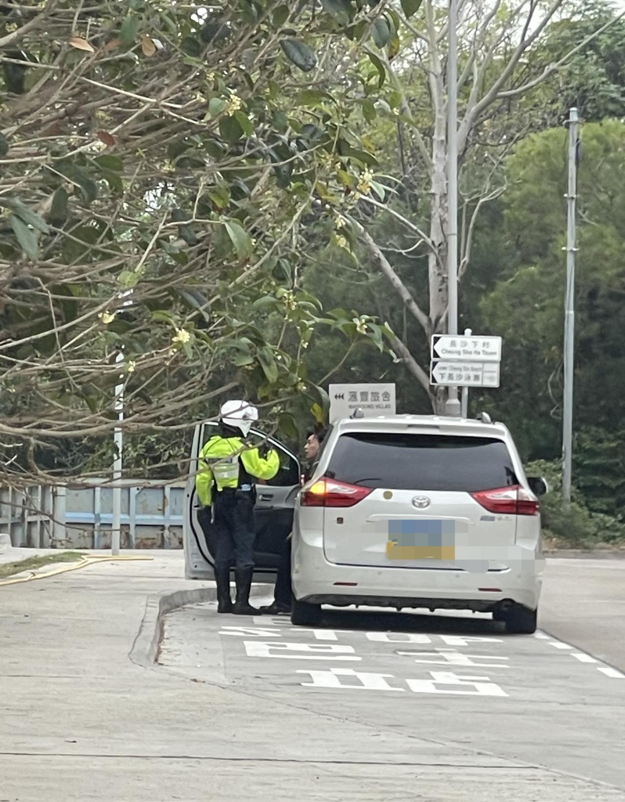 粵車南下闖入南大嶼山禁區路段結局
你可以衝關。無路障可以進入。但交警見到鮮艷的藍