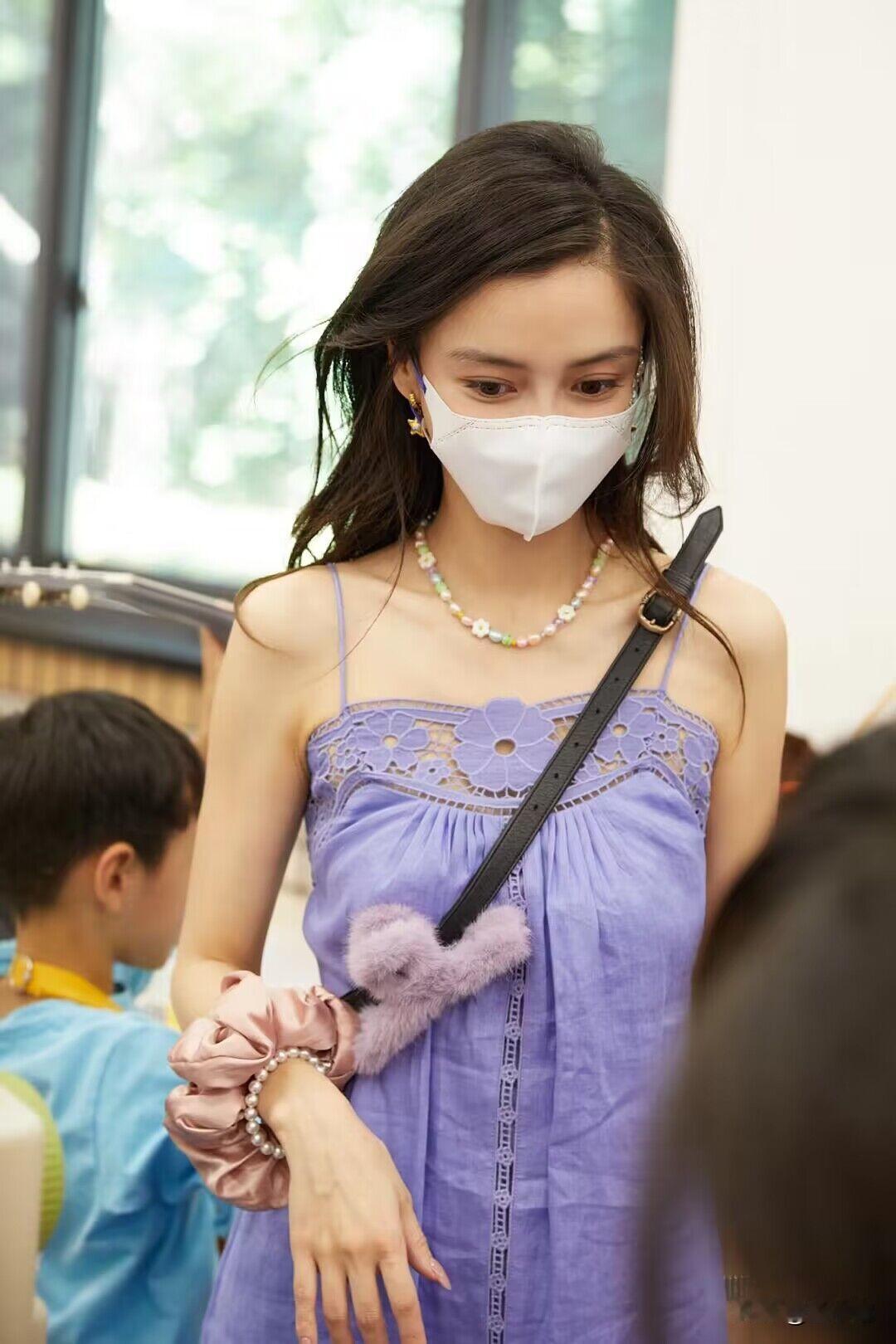 这大概就是主持人和演员的差距吧？
同样是参加孩子学校的公益活动，同样都很低调，但