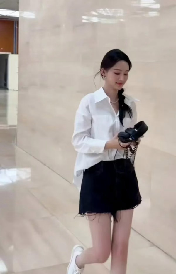 李沁的麻花辫造型，既纯真又带点诱惑，美得让人无法移开视线 