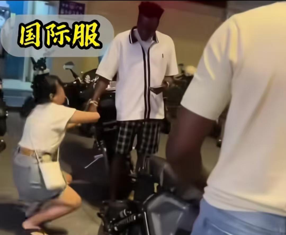 在抖上刷到一个视频，看的人心里挺不是滋味。女生为了挽留黑人男友不要离开，竟然向他