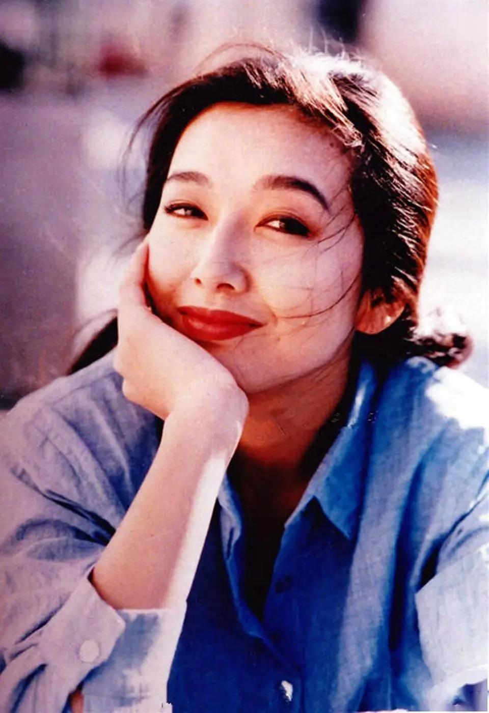 1998年，江珊在美国生下了女儿，王志文马不停蹄坐飞机去看孩子，见面就夸孩子的名