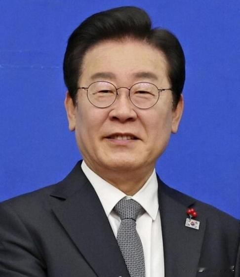 李在明发表警示金句：公职人员可以喝酒聚餐，但别让年轻异性"陪坐"！

据韩联社7