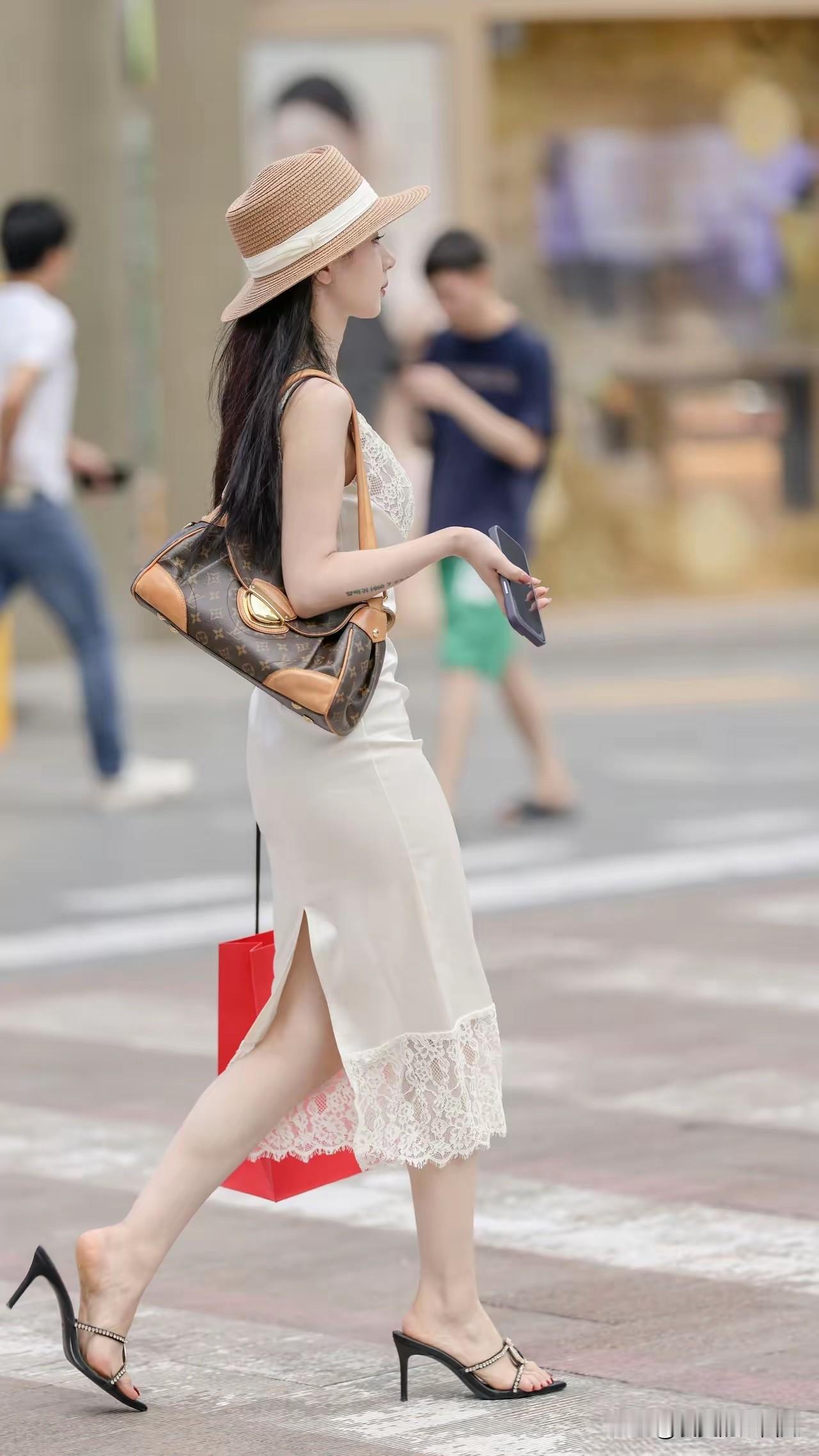 我怀疑男人都是喜欢这样的啊！[赞][赞][赞]