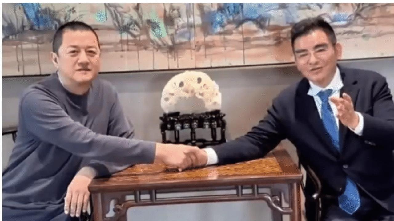 真让人跟着眼眶发热！视频里两人站在嫣然天使儿童医院门口，阳光正好打在脸上，陈光标