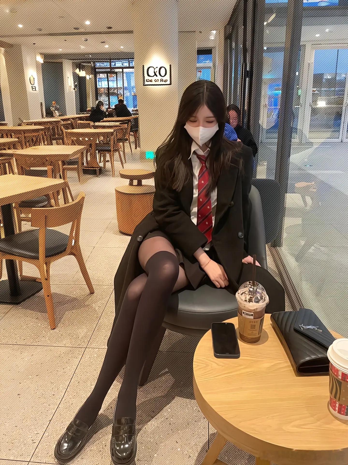 黑夜穿黑丝 ​​​
