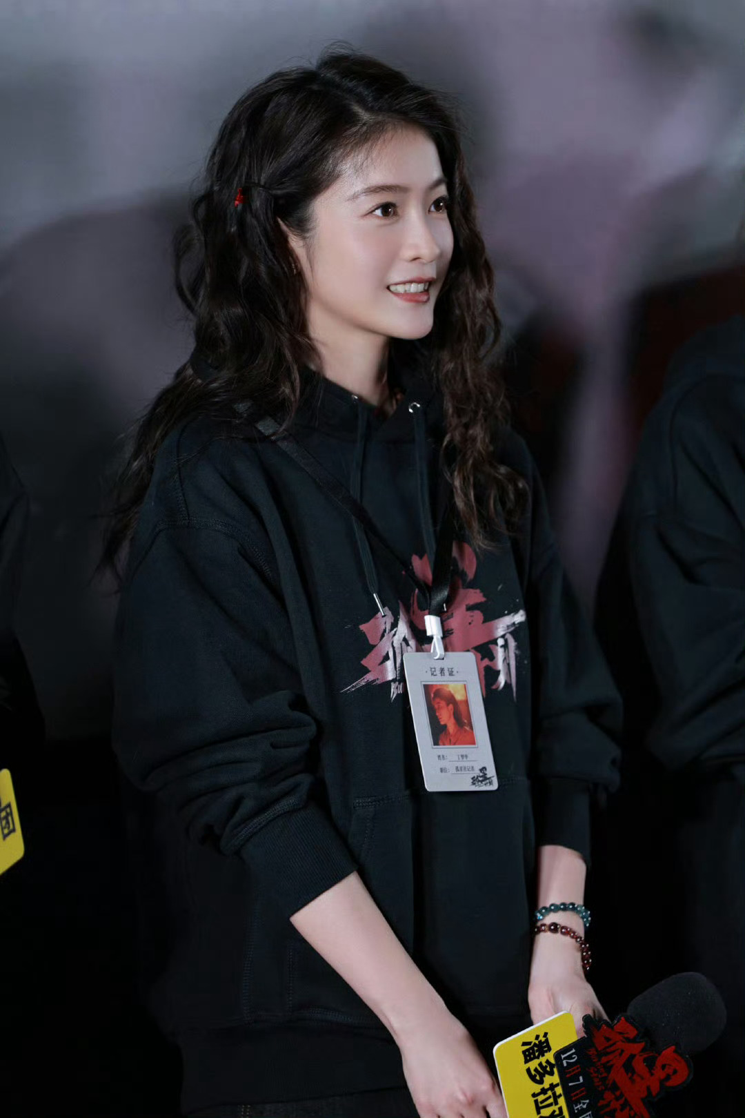 张雪迎羊毛卷 张雪迎的新电影《鲨》即将上映，在首映礼现场，她的羊毛卷造型受到了广