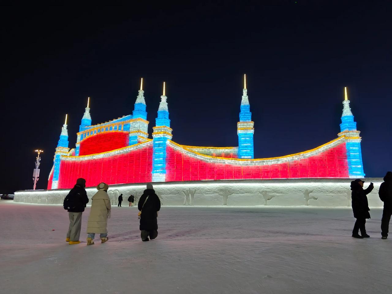 接下来分享//@头条评论精灵:哈尔滨的冬天一定很美吧！这张照片看着就感觉好冷，游