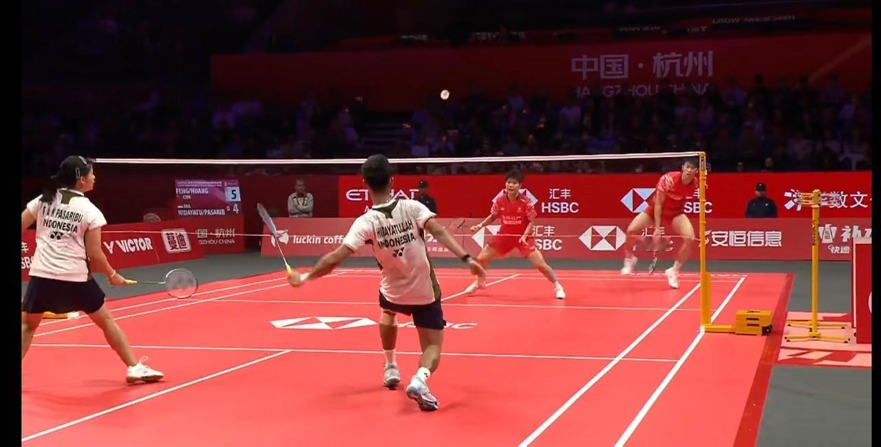 国羽凤凰组合首战告捷，完胜对手先取一分

2025年世界羽联巡回赛年终总决赛
