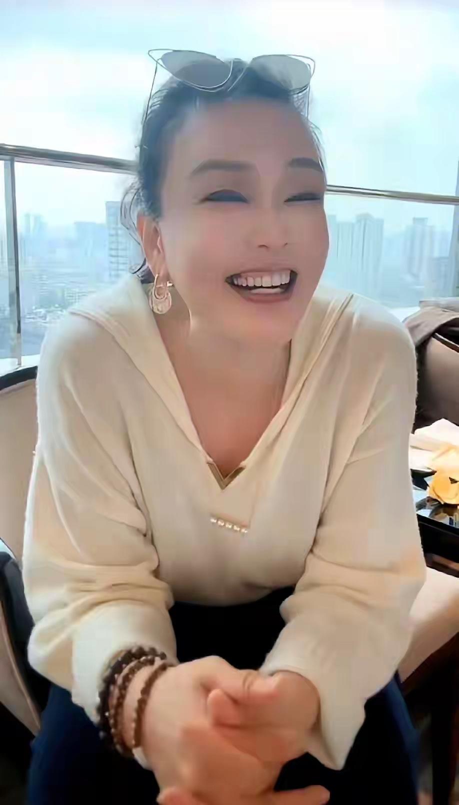 兰姐笑得那么开心，真的是太灿烂的笑容了，来自孩子们给的快乐。她知道孩子们对她很好