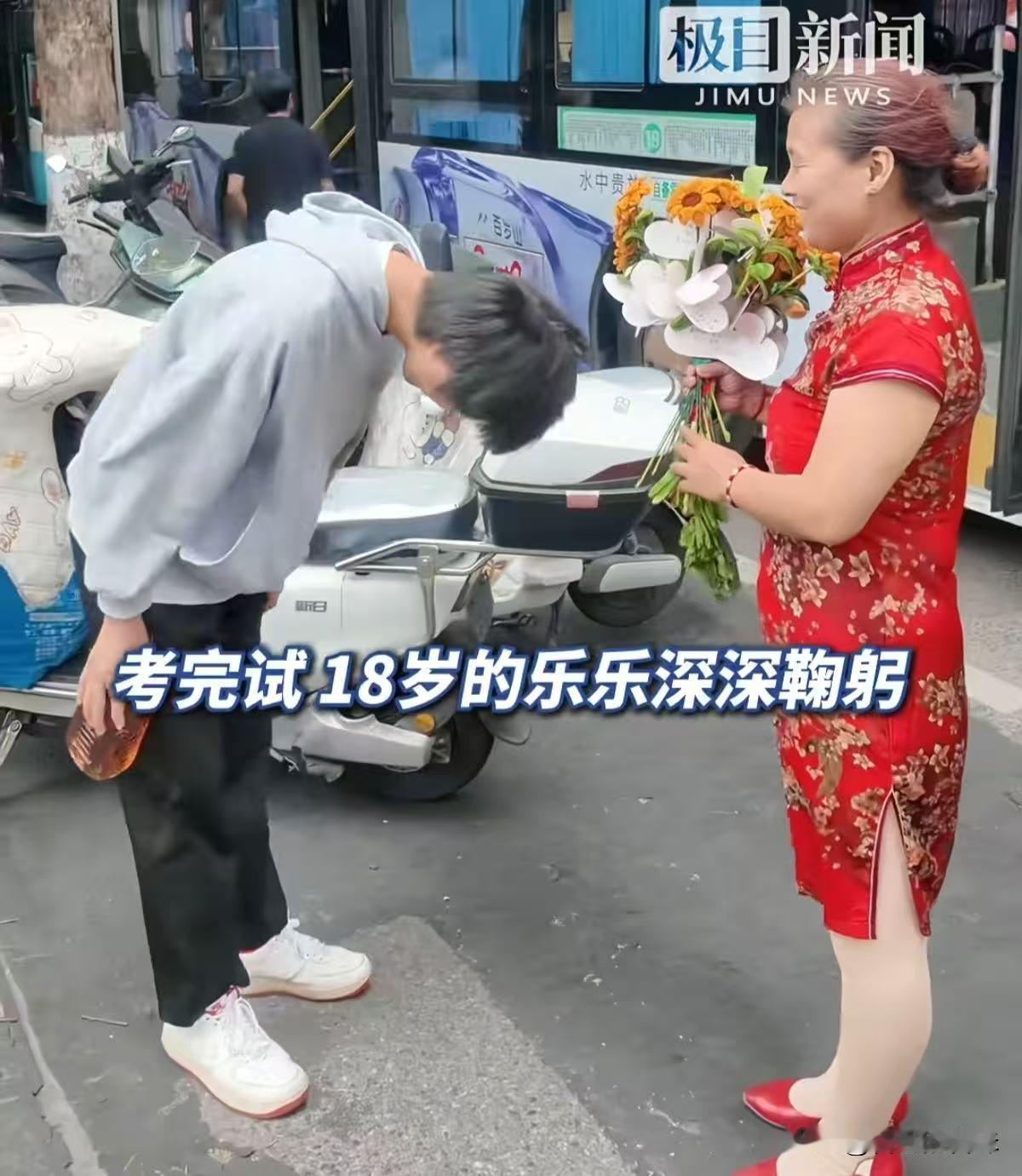 2026年6月7日，湖北襄阳九中考点外，一个18岁的男孩走出考场，没有像其他同学